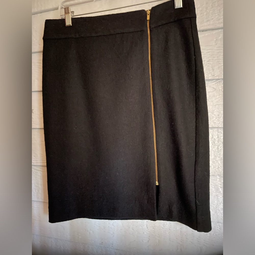Banana Republic Size 8 Black Wool Blend Skirt with Front Gold Zipper
